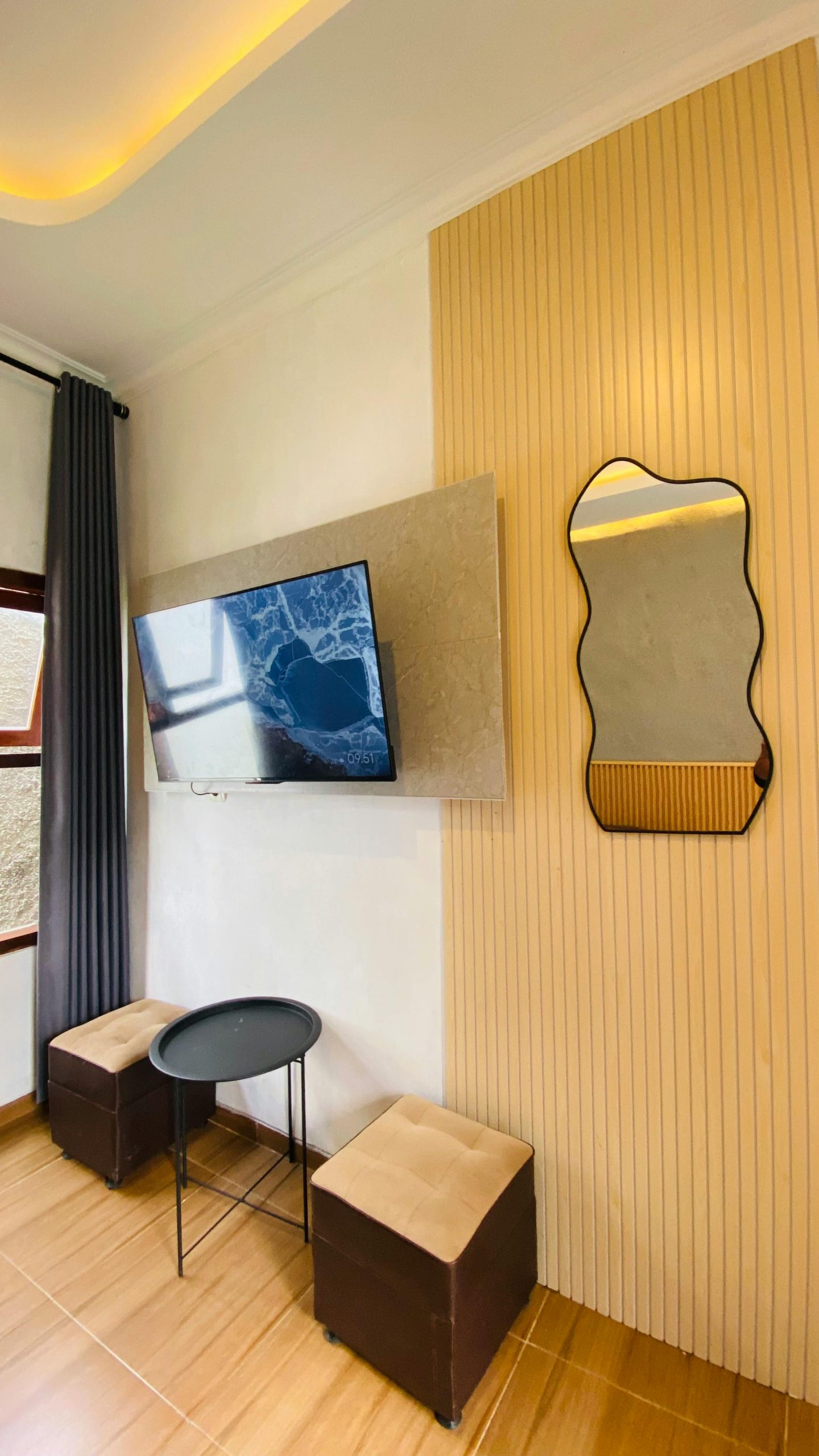 Monitor/TV cable management