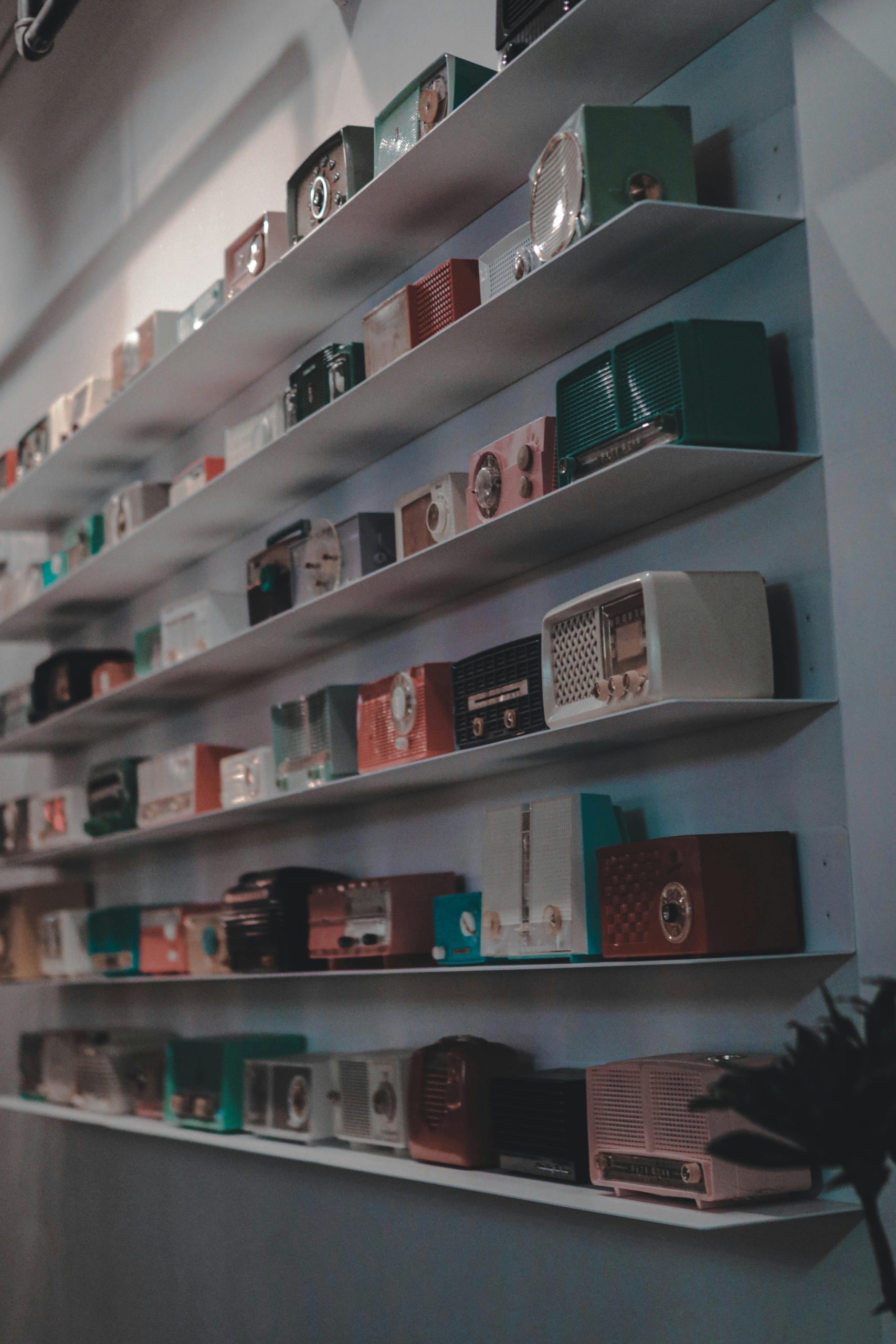 Shelf & wall mounting